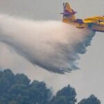cbsn fusion these are the super scooper firefighting boat planes dousing european and us wildfires thumbnail