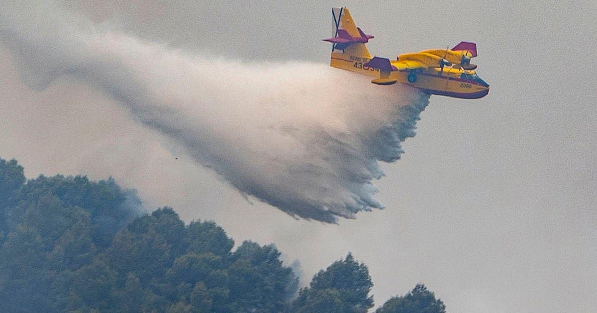 cbsn fusion these are the super scooper firefighting boat planes dousing european and us wildfires thumbnail