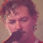 thumbs sing red